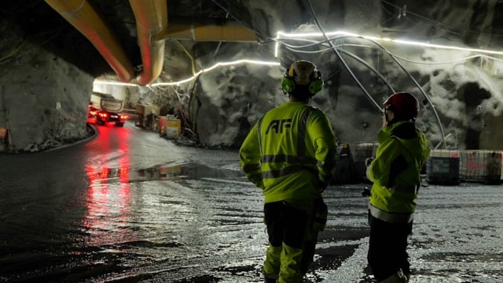 Bilde av to personer i vernetøy i en tunnel