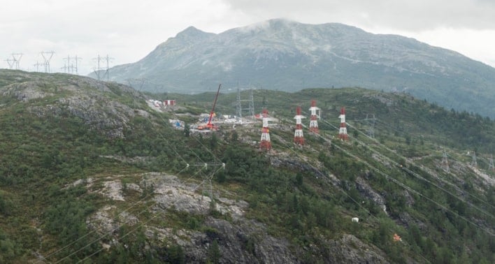 Her ser ein fjordspennbukkar, ny og gammal leidning. Den gamle leidningen skal rivast og arbeidet med dette startar til hausten.