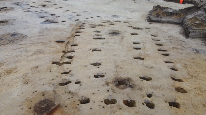 Snitting av hus-strukturer avdekket gjennom utgravningsarbeidet (foto: Universitetsmuseet i Bergen).