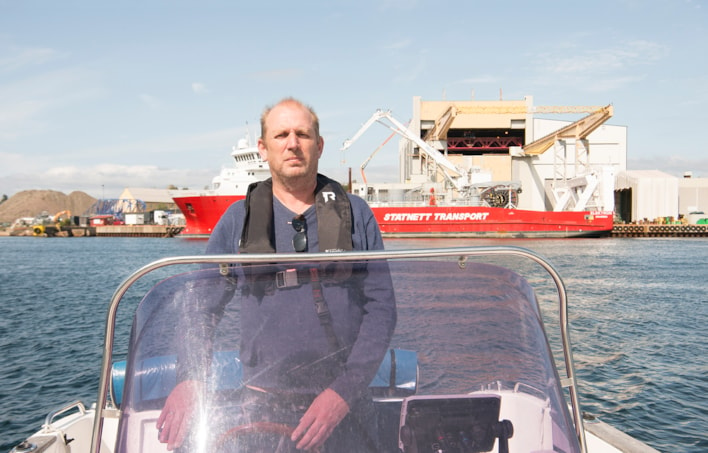 Vidar Paulsen har selv en skjærgårdsjeep ved skipet. 