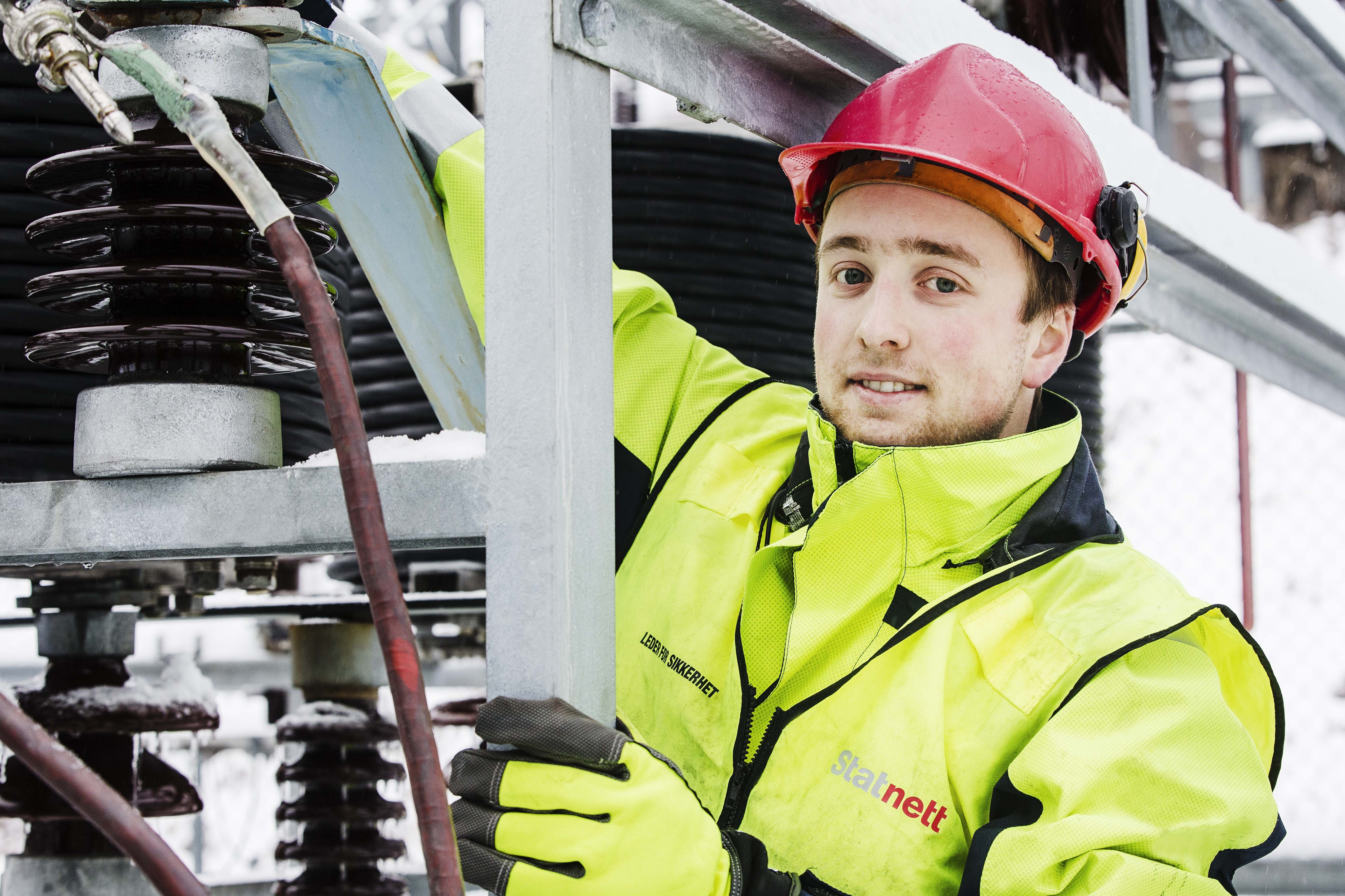 Illustrasjon av en som jobber på et anlegg