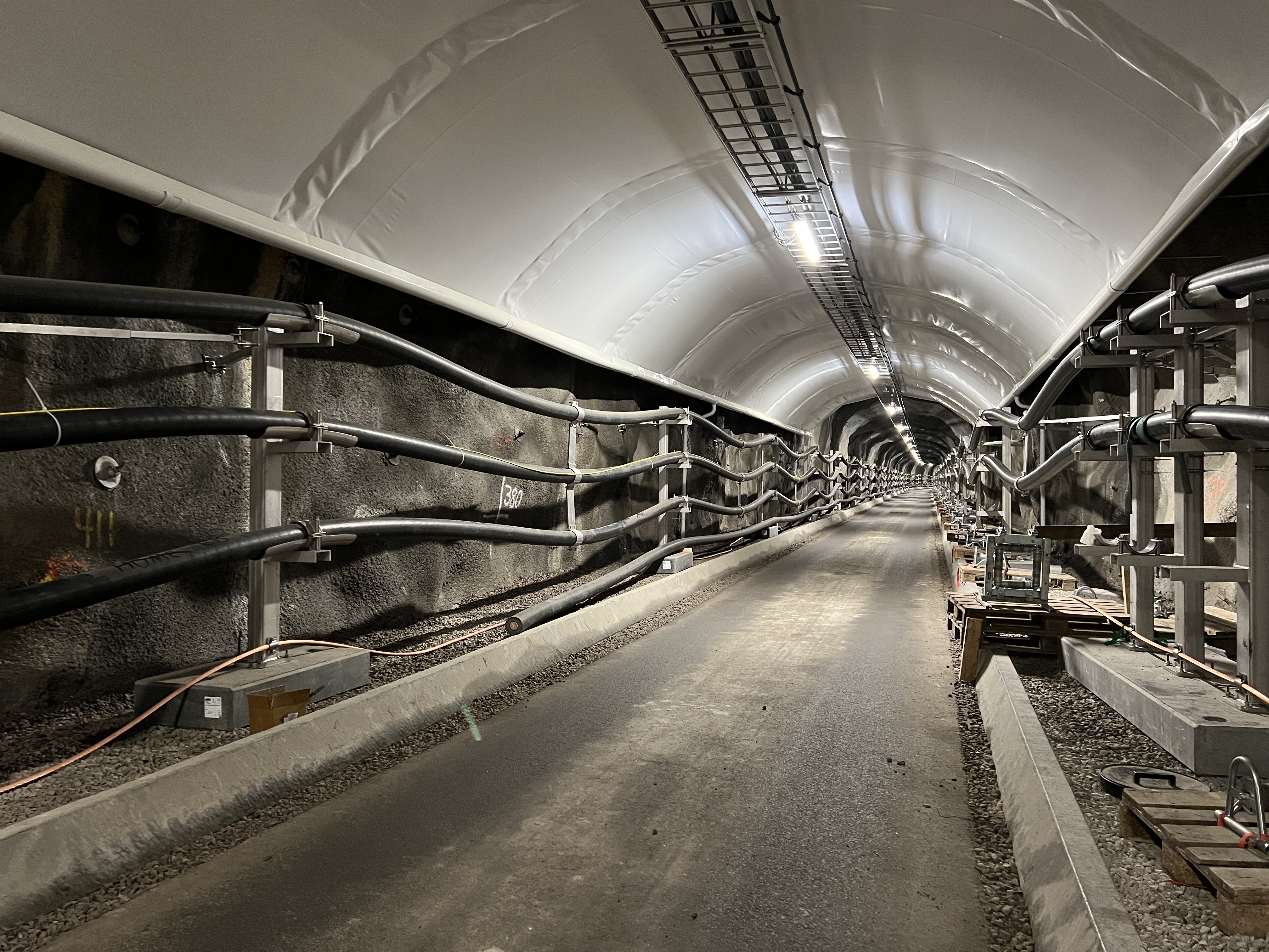 Bilde av en tunnel med strømkabler i
