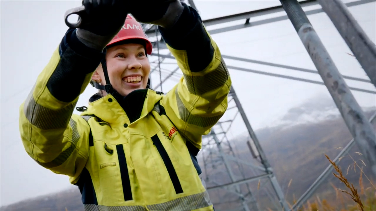 Lærling som utfører mastearbeid