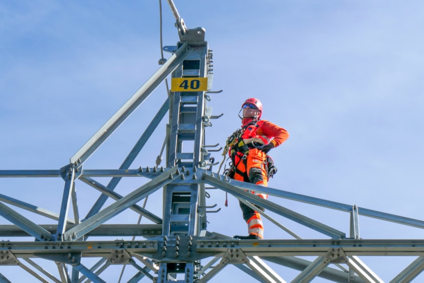 Illustrasjonsbilde av Statnett-ansatt i mast