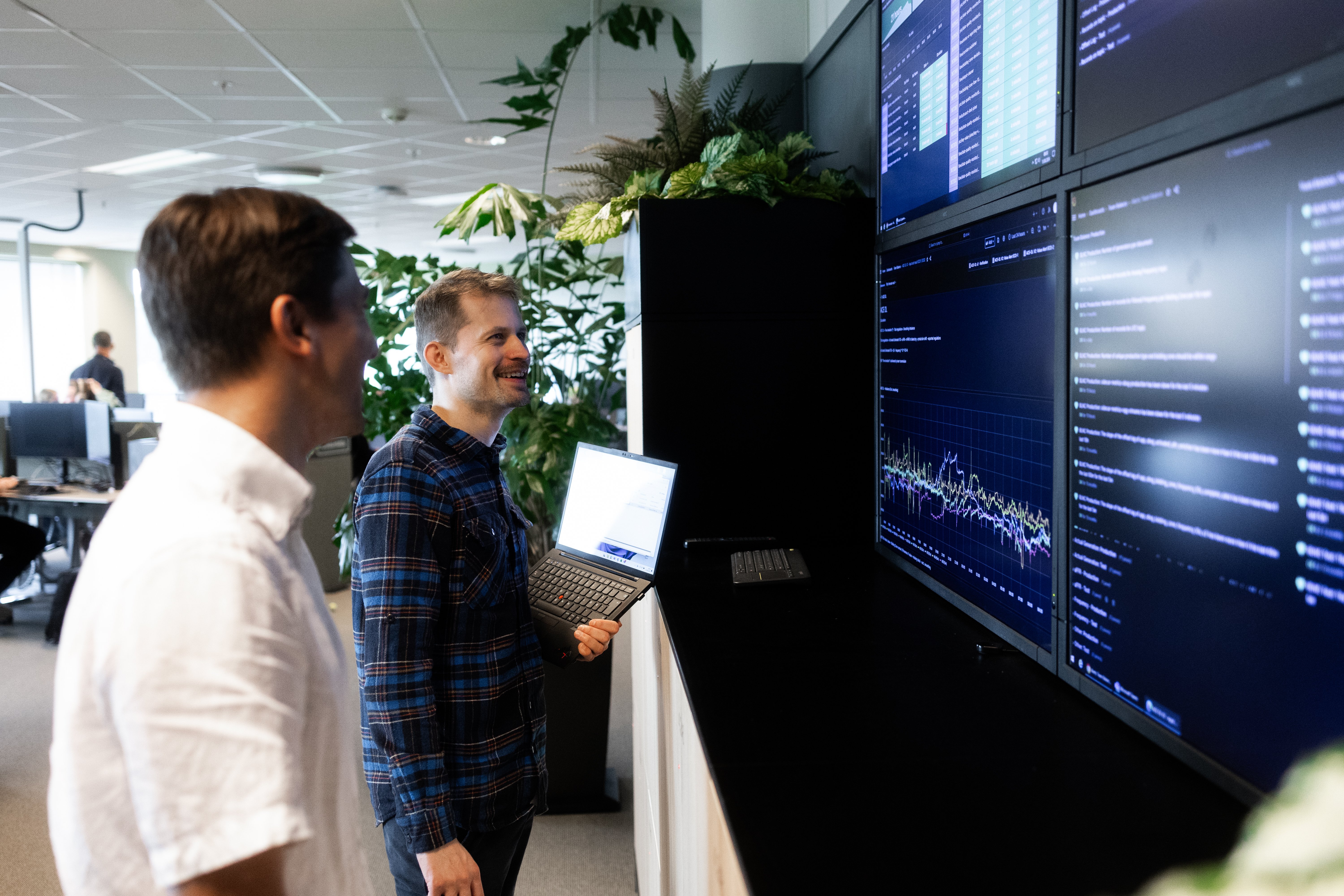 Bilde av to personer på kontoret