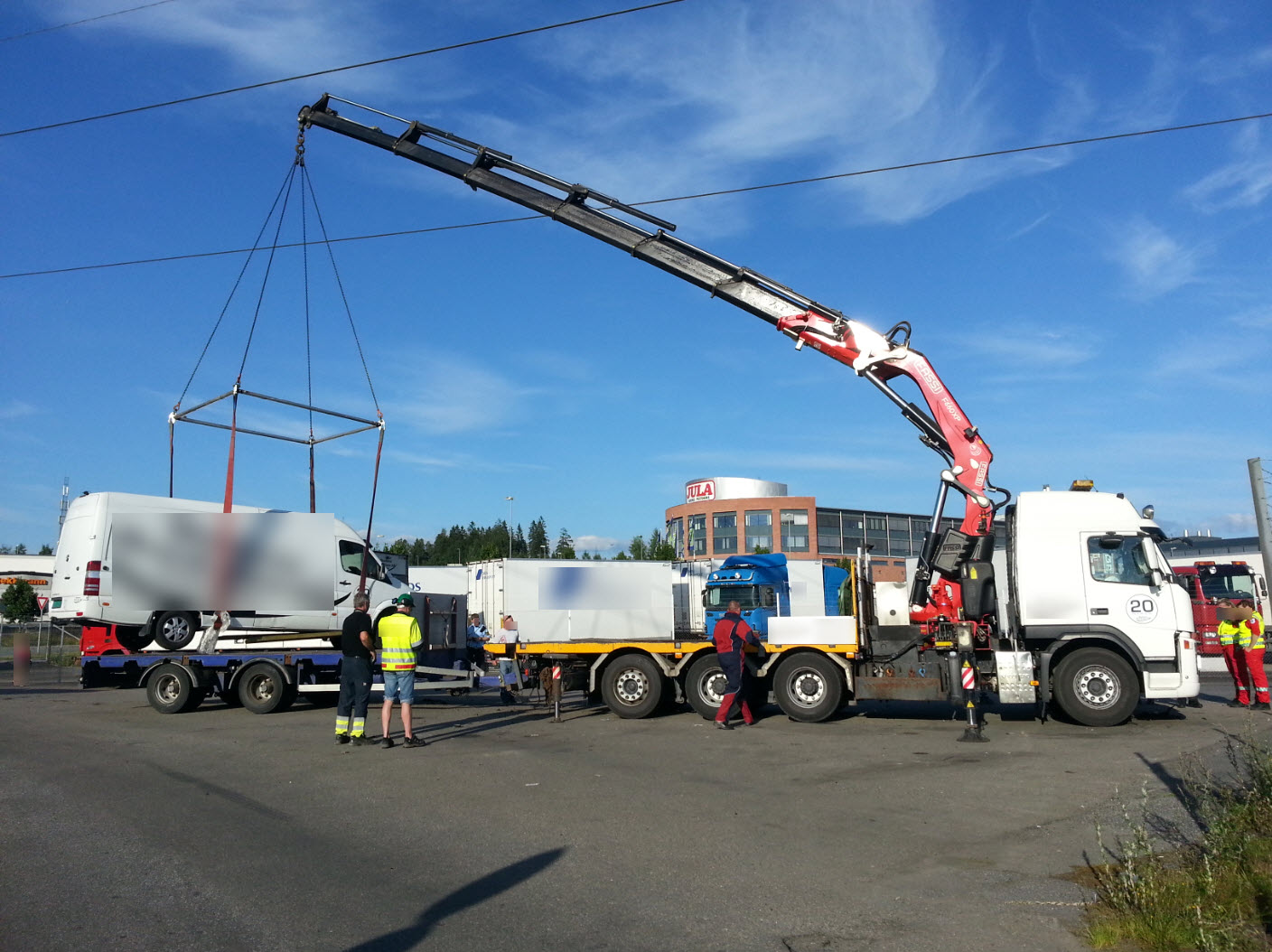 Kranbil som har kommet for nær en kraftledning