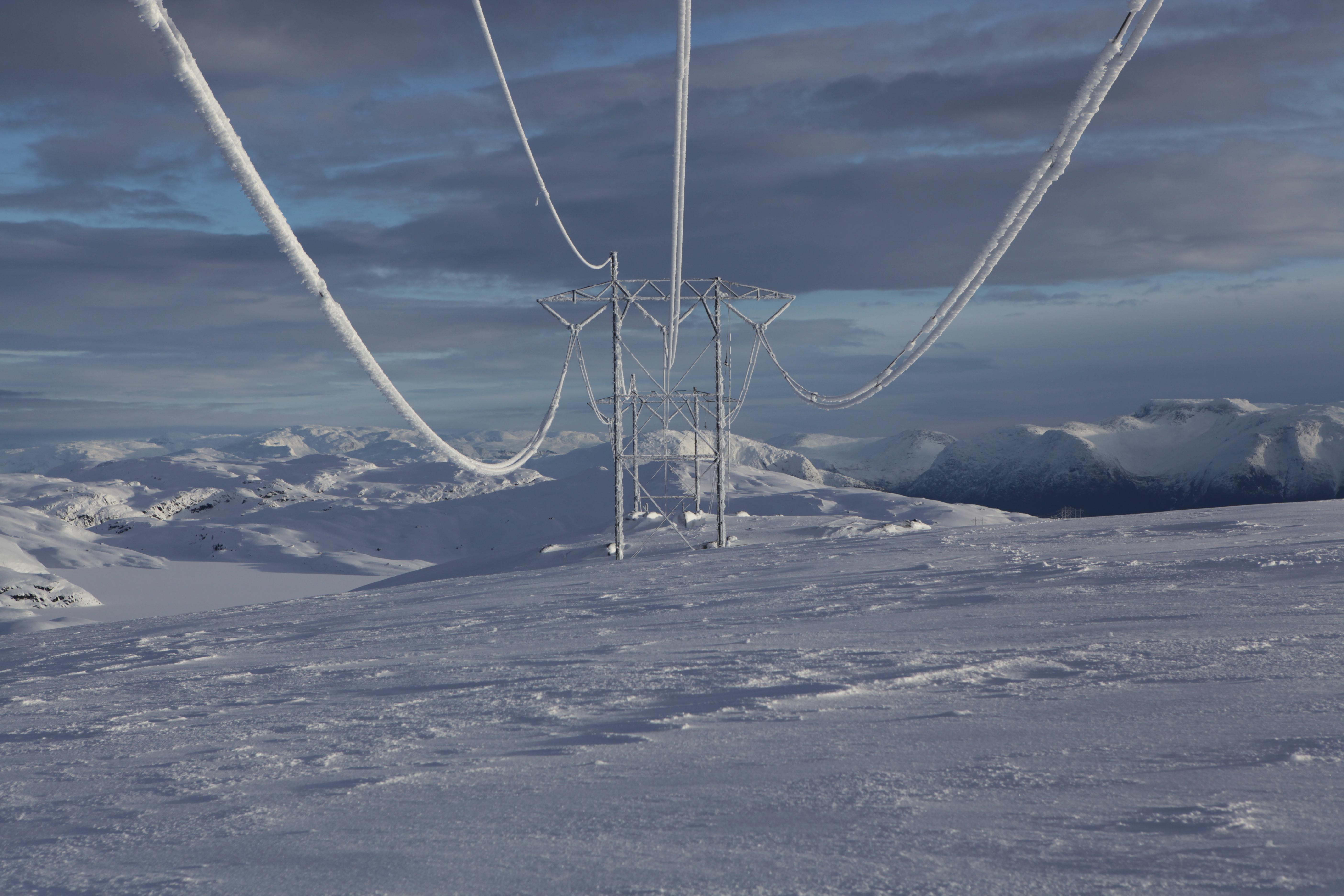 Snø på kraftlinjer