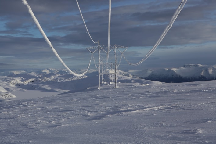Snø på kraftlinjer