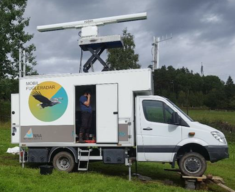  Mobile bird radar collects data on local birds' flight patterns