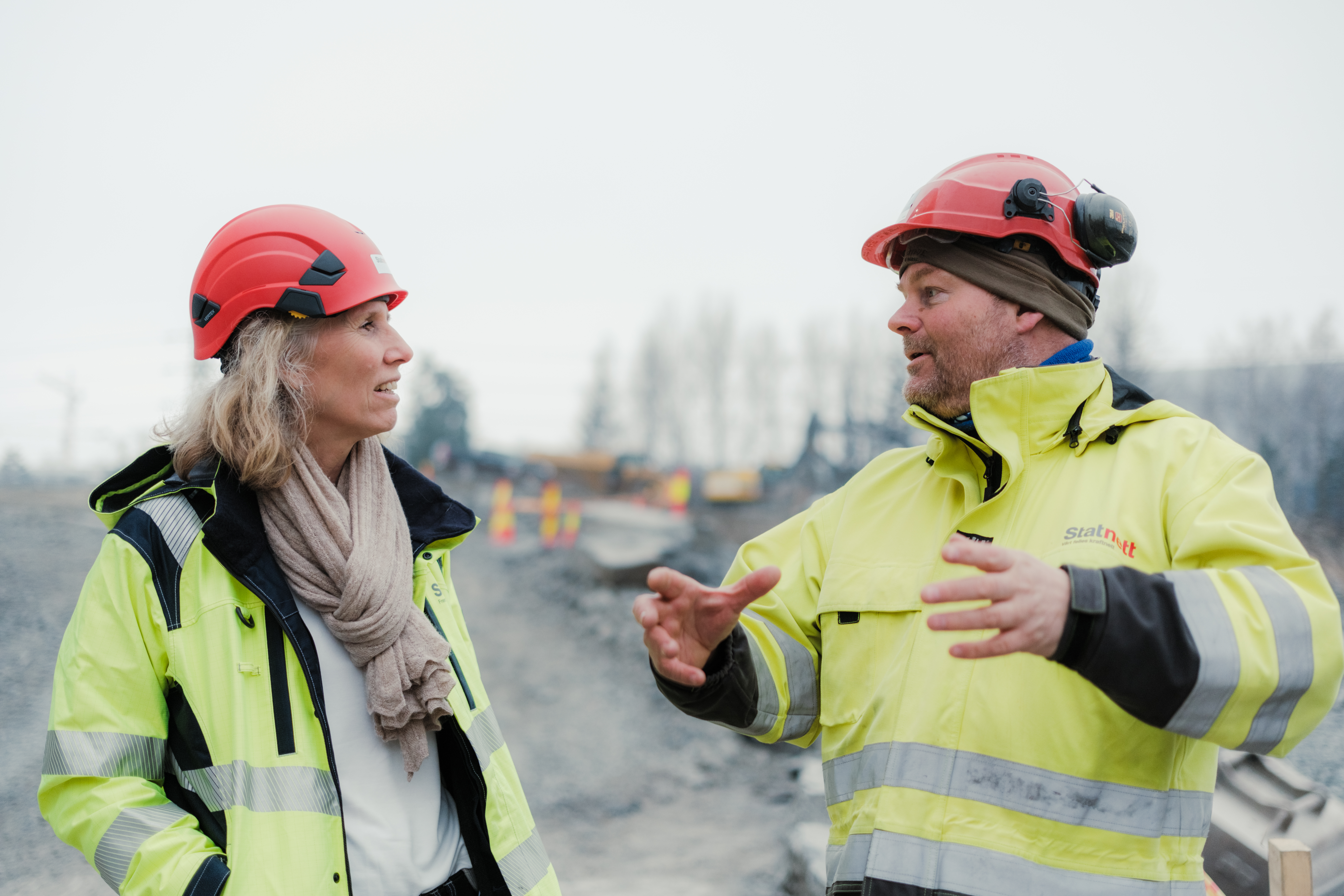 Bilde av CFO Cathrine Lund Larsen og Statnett-medarbeider Morten Birger Karlsen.