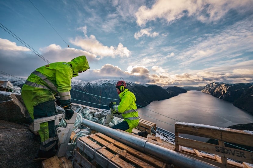 Bilde av personer som jobber i Lysefjorden