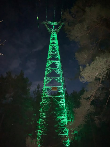 Illustrasjonsbilde av en lysende grønn mast