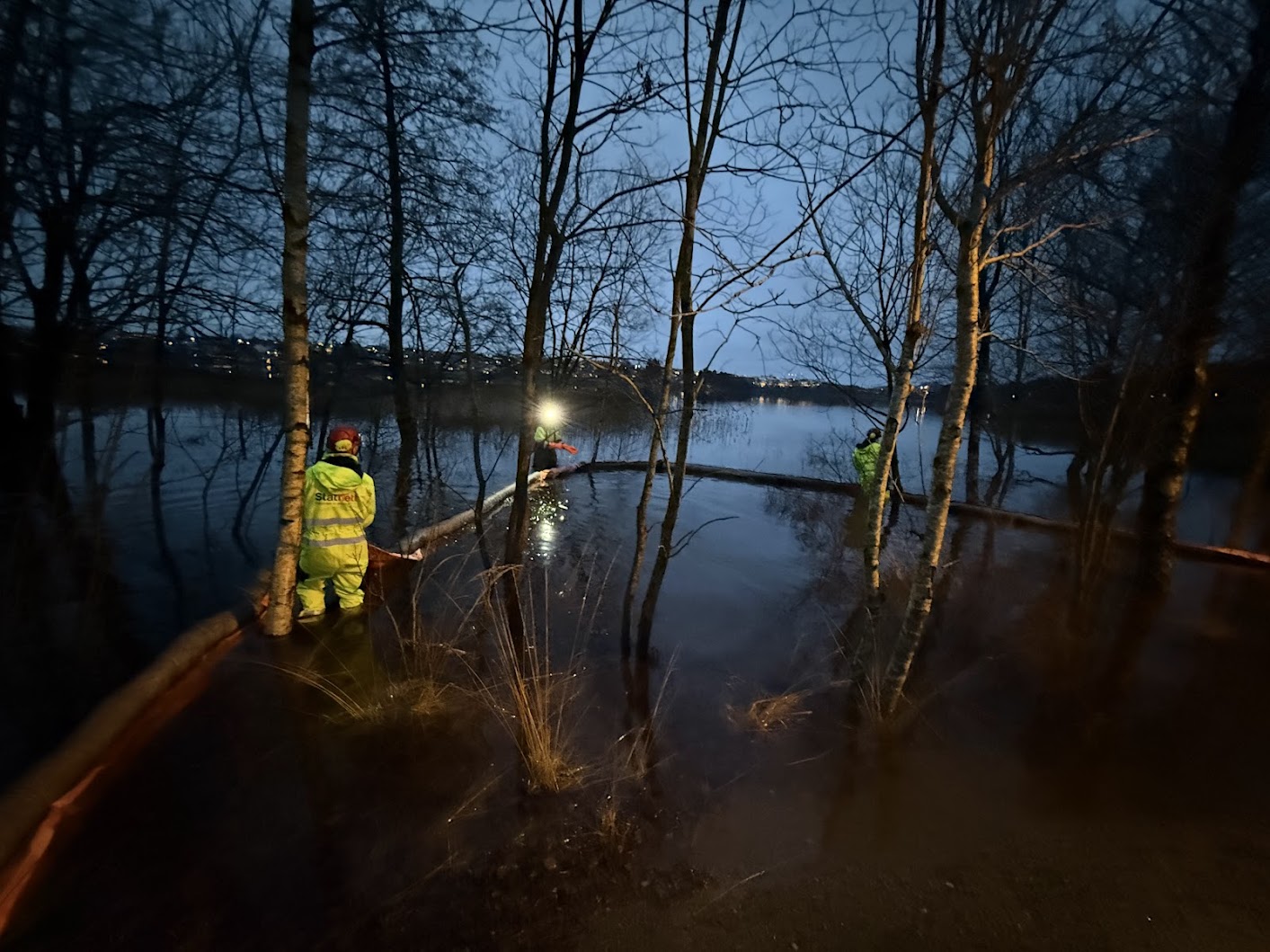 Bilde av Statnett-ansatte som rydder opp