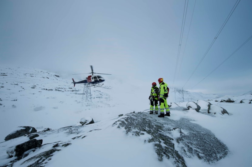 Picture of helicopter and Statnett crew in field.