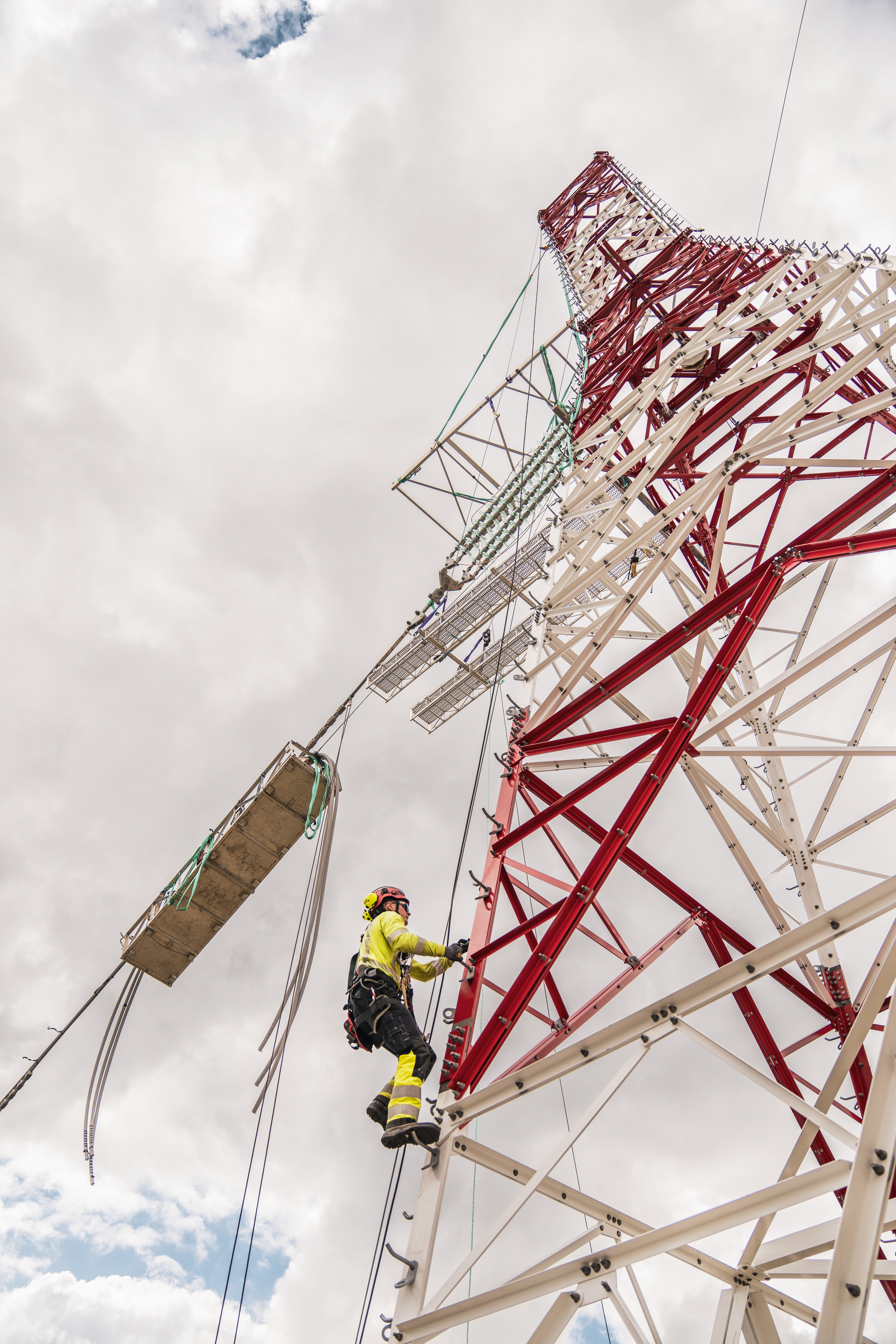 Illustrasjon av mann som klatrer i mast