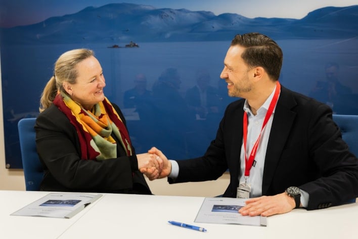 To personer som gir et håndtrykk