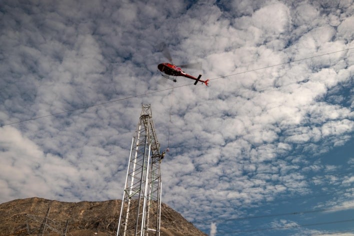 Bilde av et helikopter og en mast.