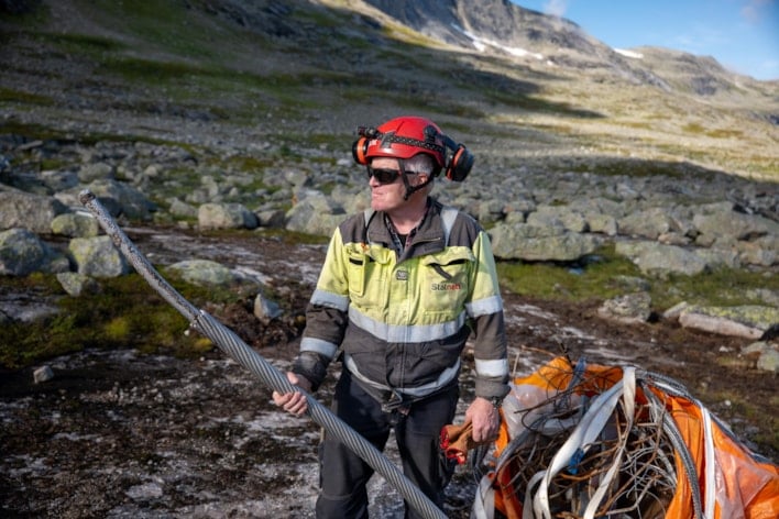 Bilde av en mann i vernetøy som holder en line.