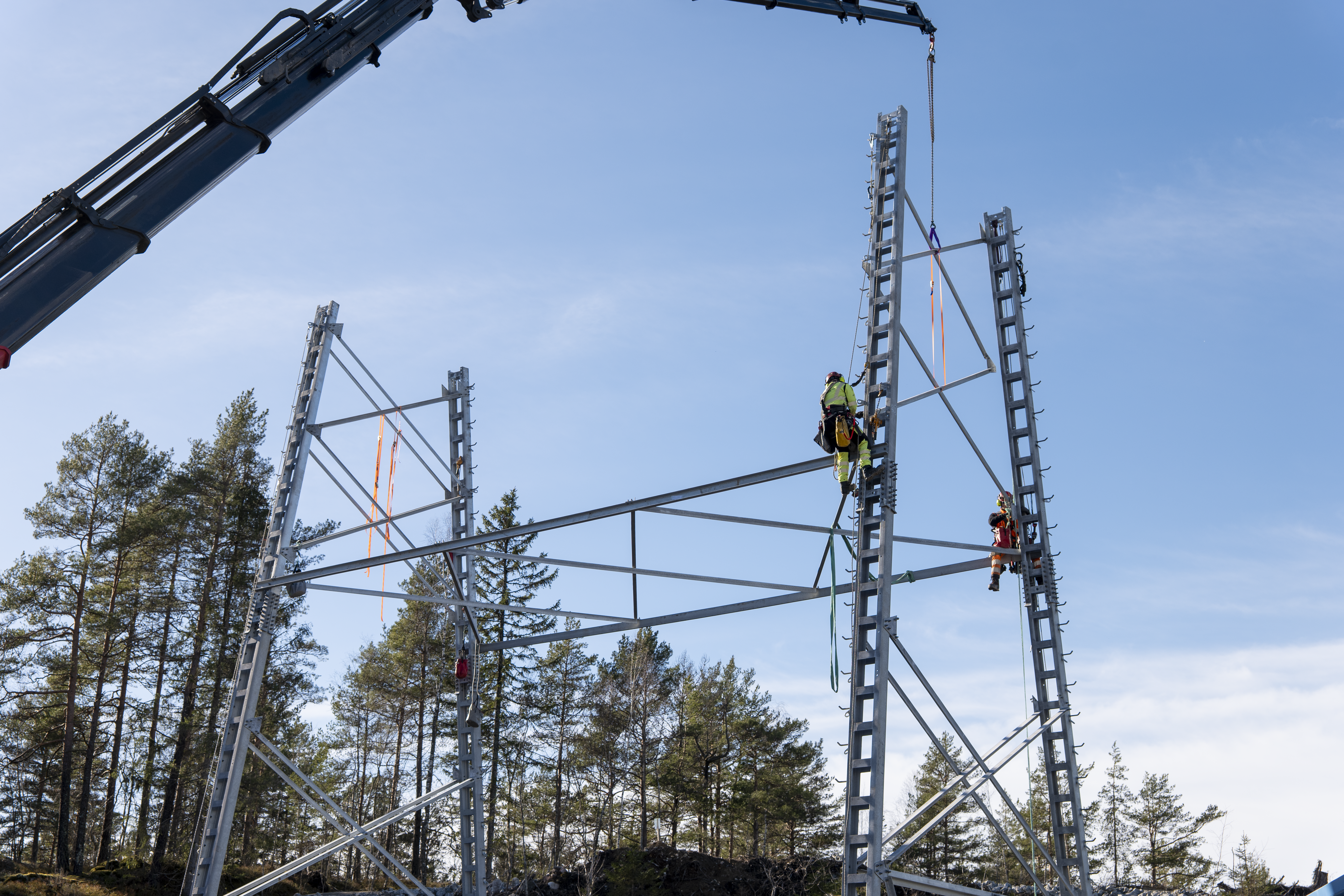 Bilde av høyspentmast og montering
